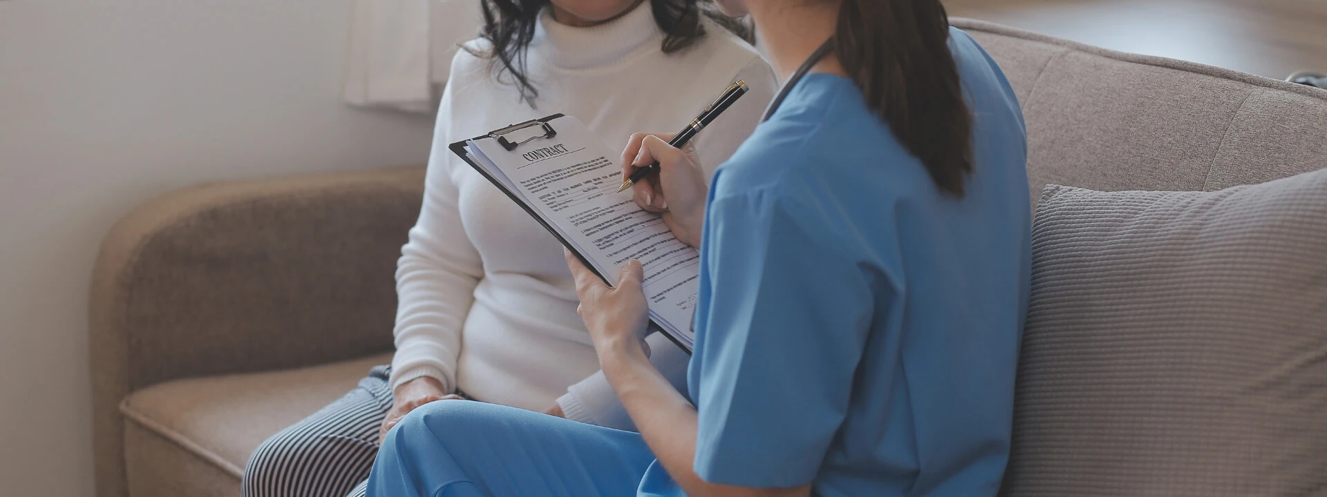 Profissional de saúde revisando documentos com paciente